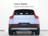 ボルボXC40は、北欧の感性が磨き上げた、都市を駆け巡るコンパクトSUVです。フロントグリルからテールライトにいたるまで、そのすべてのアピアランスは紛れもないボルボのアイデンティティを物語っています。