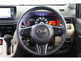 運転中にステアリングから手を離さなくてもオーディオ操作が出来るスイッチを装備しています。走行中に視線を逸らさず出来る手元操作は安全運転につながります。