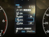 レーンディパーチャーアラートとは車線または走路からの逸脱の可能性を警告すると共に、車線または走路からの逸脱を避けるためのハンドル操作の一部を支援する機能です。詳細は販売店スタッフまでおたずねください。