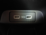 便利な充電用USBジャックも付いています。
