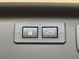 【パワーバックドア】スマートキーや運転席のボタンを押すだけでリアゲートが自動で開閉します!荷物を持っている時や、高い位置にあるバックドアを閉める際に便利な機能です♪