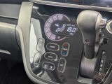 タッチパネル式オートエアコンで温度を設定するだけで快適な車内環境を維持することができます。