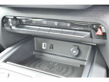 より使用頻度が高いエアコン操作の一部は、物理スイッチとなっており利便性が向上。スマートフォンワイヤレスチャージャーも装備