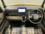使いやすいレイアウトのダッシュボード周辺です。オートエアコンや小物入れなど嬉しい装備が満載です。
