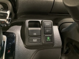 セレクトレバーの右に電子制御パーキングブレーキがあります。スイッチひとつで、停車した地点の傾斜などをシステムが検知・判断してブレーキ力を自動的に最適制御し、しっかり停車できるパーキングシステムです。