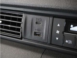 ◆USB接続端子◆スマホやiPodなどを接続して、いつもの音楽を車内でもお楽しみいただけます♪