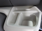 運転席右側の手の届きやすい位置にもドリンクホルダーがあります。