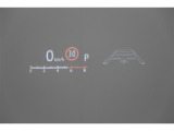 運転手の目の前のガラスにスピードメーター等を表示してくれるヘッドアップディスプレイ。視線の移動が少なくてすむので運転に集中できます。