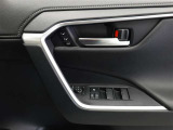 運転席シートポジションメモリーでスイッチを押すだけでシートが設定したポジションに動くので便利です!