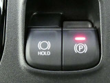 【電動パーキングブレーキ】・・・パーキングブレーキはスイッチ操作です。シフトレバーをPポジションに入れると自動で作動し、その他のシフトポジションにシフトすると解除されるオート機能付です。