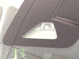 【スマートアシスト】走行中に前方の車両等を認識し、衝突しそうな時は警報とブレーキで衝突回避と被害軽減をアシスト。より安全にドライブをお楽しみいただけます。