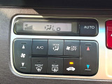 【オートエアコン】一度お好みの温度に設定すれば、車内の温度を検知し風量や温度を自動で調整。暑い&hellip;寒い&hellip;と何度もスイッチ操作をする必要はありません。快適な車内空間には必須の機能ですね♪