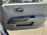 運転席ドアの内張☆パワーウィンドウです♪後部座席は手動でウィンドウ開閉、レギュレーターハンドル付です!