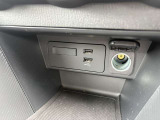 前席にはUSB Type-A端子が2つとシガーソケットが1口がございますのでスマートフォンなどの充電もばっちりです!
