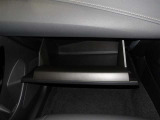 車検証などの収納に便利なグローブボックスです。