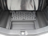 荷室のボード下も収納スペースとしてお使いいただけます。