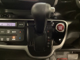CVT車のセレクトレバーです。低速から高速まで、変速ショックのないスムーズな走りを実現するとともに、エンジン効率のよい領域を維持することで燃費にも貢献します。