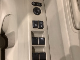 狭い駐車場で便利な電動格納ドアミラーが付いています。