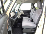 ベンチシートで運転席から助手席への移動もスムーズです!