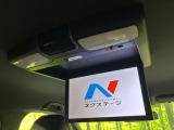 【フリップダウンモニター】大画面モニターで後席でもエンタメをお楽しみいただけます。小さなお子様にも大人気の装備です♪