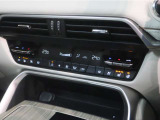 【エアコン/シートヒーター】オート式エアコンは操作性もバッチリ!運転席助手席にはシートヒーターが、座面と背もたれをすばやく温め、寒い時期にも快適な運転環境を提供します。
