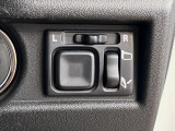 【電動格納ミラー】サイドミラーは電動格納式となっており、狭い駐車場でもキズがつくリスクを抑えられます。