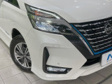 【LEDヘッドライト】悪天候や夜間走行時も良好な視界を確保し安心して運転できる高輝度LEDヘッドライトを装備!点灯速度が早く、消費電力も抑えられています。