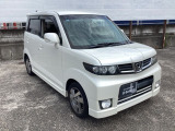 自社整備工場で点検整備をおこなってからお渡ししています。車検が残っている場合は『12ヶ月点検整備』を、車検整備付きの場合は『車検整備』をおこないます。整備費用は車両本体価格に含まれています。