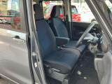 ゆったり座り心地の良い運転席シート、状態も良好です!!!センターアームレストも付いています。