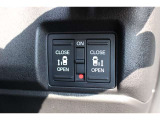 リアは両側パワースライドドアで、開閉には運転席のスイッチ、またはスライドドアのドアハンドルを少し引くだけで自動開閉します。