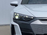 視界を鮮明に照らすだけでなく、対向車への配慮と最適な視界を両立し、ダイナミックインジケーターの流れるような輝きが、夜の街並みに先進性と知性を描き出します。