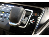 インパネシフトだから視線の移動も少なく足元もスッキリ♪運転席もゆったりしているのでゆとりを持ってドライブできますね!