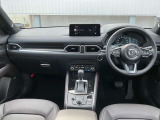 運転に集中できるよう、運転情報はなるべく上に、単純な操作系はステアリング周りとシフトレバー周りに効果的に配置しています。