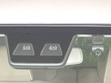 【スマートアシスト】走行中に前方の車両等を認識し、衝突しそうな時は警報とブレーキで衝突回避と被害軽減をアシスト。より安全にドライブをお楽しみいただけます。