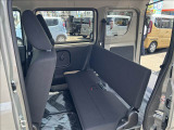 後席はベンチシートなので、簡単に荷室を広げることができます。