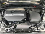 【BMWエンジン】革新的なガソリン・エンジン・テクノロジーによる高性能かつ高効率。レスポンスの良いパワーを発揮。常にスムーズな吸気を実現しアクセル開度にダイレクトに反応しドライビングを楽しく演出。