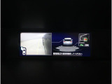 後退時には、リヤの4つのセンサーが障害物を検知し、必要に応じてブレーキが作動するよう設計されています。サイドビュー映像も表示され、周囲を確認しやすく、見えにくいガレージへの車庫入れも安心です。