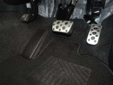ゴムの滑り止めを組み合わせたアルミ製スポーツペダルです。靴が濡れていても滑りにくく、快適なドライブが楽しめます♪