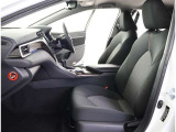 シックな色使いの運転席周りですね。すっきりとしたデザインで上品な色使いです。居心地の良い運転席長く座ってられるリラックスできるデザインがいいですね。