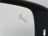 車線変更を支援。ブラインドスポットモニターは、走行中の死角になりやすい自車の斜め後方車両を検知し、ドライバーへ注意を促すことで運転負荷を軽減する機能です。