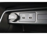 USBオーディオ用ソケットがついていますので携帯電話などを接続すれば音楽等の再生が可能です!充電用ソケットもございます!