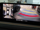 360&deg;ビューモニターでは、両サイドとフロント、バックカメラの合成で、あたかも上空から見下ろした様に周囲を確認して頂けます。駐車場だけでなく、T字路等でも活躍のアイテムです!