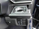 カップホルダーは運転席や助手席からちょうど手の届く位置です!!