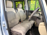 運転席まわりには十分なスペースがあり、大柄な方でもゆったり運転していただける環境です。