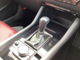 アクセルペダルを踏み込む量や速さに応じて変速パターンをし、人馬一体の運転感覚を発揮してくれる6速オートマ!