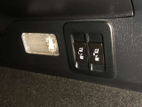 後席シートは電動リクライニング&電動格納機能付です。スイッチ操作で座ったままリクライニング調整が可能。格納する際は、ラゲージルーム内のスイッチ操作により後席シートバックの格納・引き起こしが可能です。