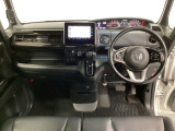 車内は光触媒抗菌消臭施工済です。インパネ周りはスタイリッシュなデザインで機能や装備も充実しています。グローブボックスやカップホルダーのほかにトレーなどたくさんの収納スペースが付いています。