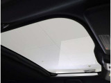 室内に心地いい解放感を。パノラマムーンルーフ付きです。キャンプで星空を眺められます!