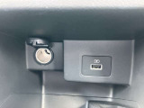 USBポートはお出かけの時はもちろん万が一の災害の時に携帯電話など充電可能。