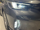 【LEDヘッドライト】悪天候や夜間走行時も良好な視界を確保し安心して運転できる高輝度LEDヘッドライトを装備!点灯速度が早く、消費電力も抑えられています。